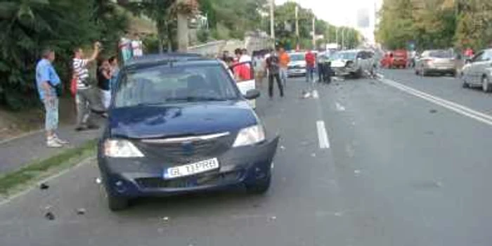 Vinovat pare să fie şoferul autoturismului gri (dreapta imaginii) care a întors pe linie continuă