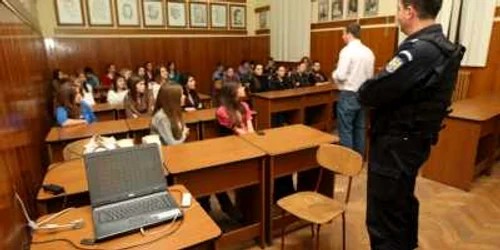 Demonstraţia jandarmilor a arătat elevilor cât de vulnerabili sunt