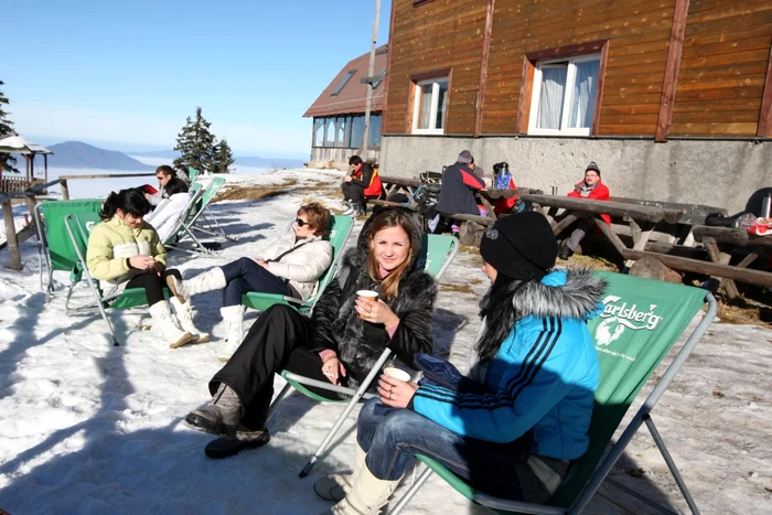 Turiştii se pot relaxa şi la Cabana Postavaru. FOTOArhivă.