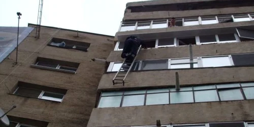 Pompierii au intervenit cu o scară culisabilă