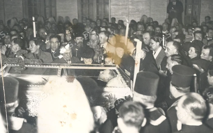 Sicriul lui  Octavian Goga, omagiat cu zvastica, semnul  electoral al PNC, 1938  FOTO CNSAS