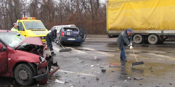 Două Dacii Logan s-au izbit în această dimineaţă