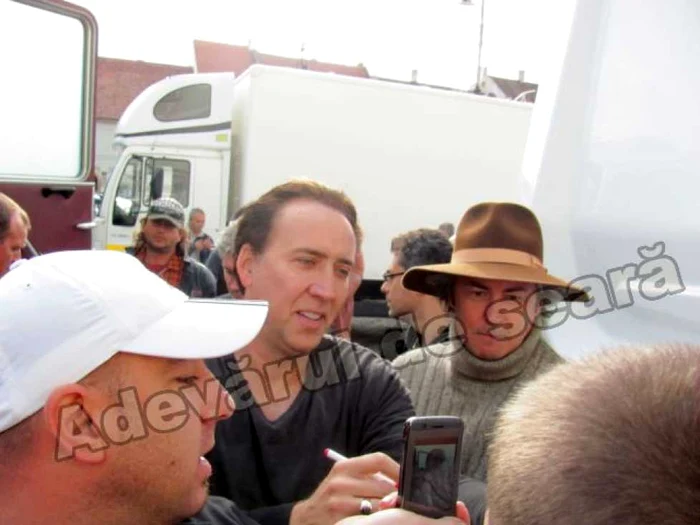 Nicolas Cage a dat autografe la Sibiu. Foto: Dragoş Popescu