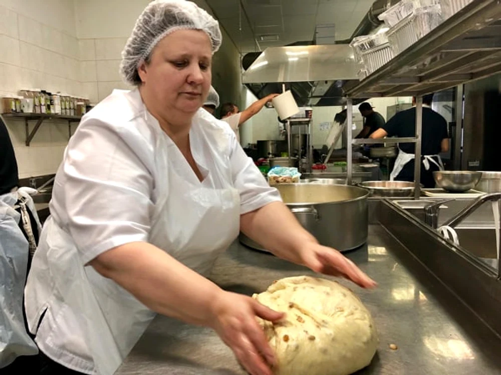 Chef Mariana Muraru: ”Eu bat coca, o frământ până curge apa pe mine”