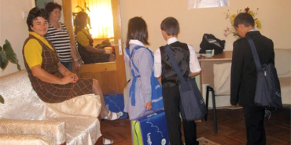 Copiii abandonaţi se pregătesc de şcoală
