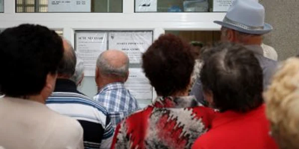 Ghişeul Casei de Pensii a fost luat cu asalt de pensionari