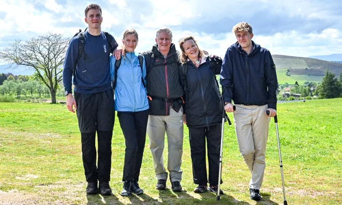 Regele Philippe cu Regina Mathilde și copiii lor pe El Camino de Santiago de Compostela   Casa Regală belgiană (5) jpg