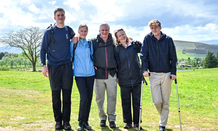 Regele Philippe cu Regina Mathilde și copiii lor pe El Camino de Santiago de Compostela   Casa Regală belgiană (5) jpg