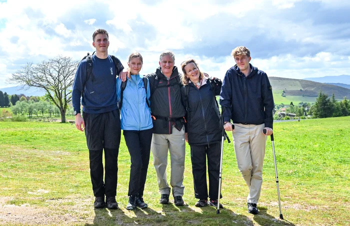 Regele Philippe cu Regina Mathilde și copiii lor pe El Camino de Santiago de Compostela Casa Regală belgiană (5) jpg