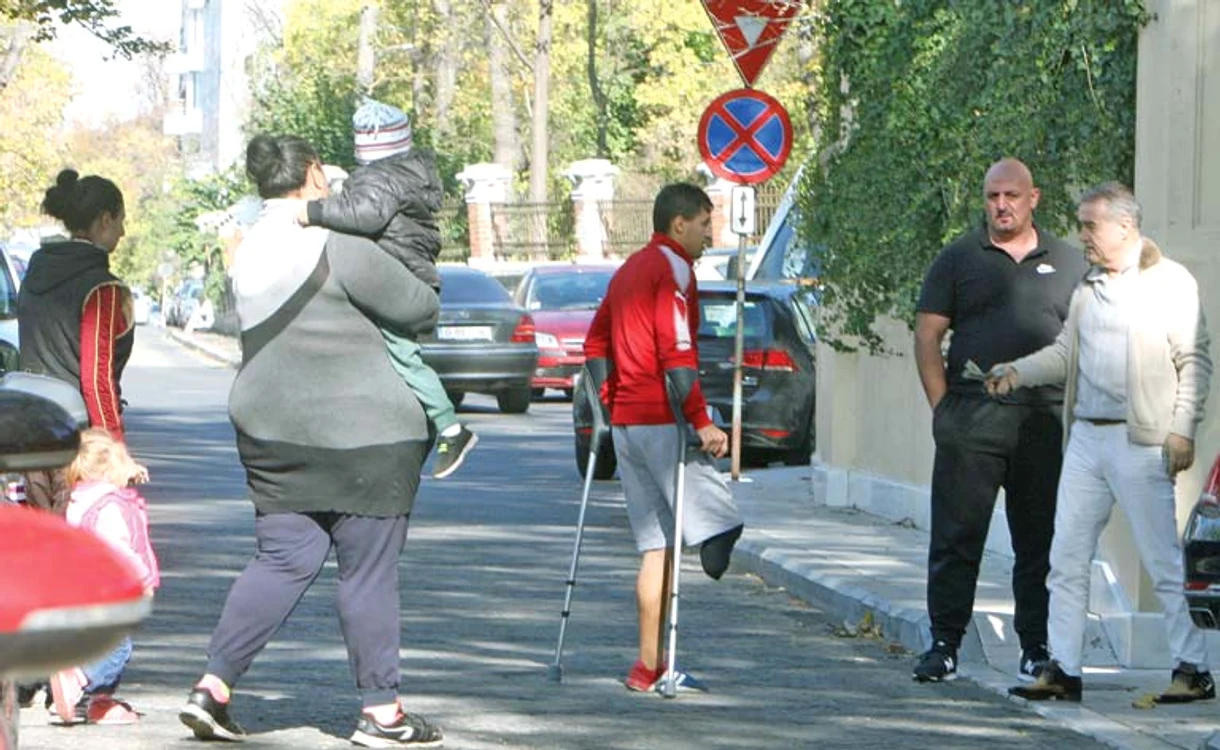 
    Becali a fost generos şi cu mămicileFoto: Mihai Ionescu  