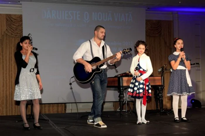 Pavel şi Cleopatra Stratan, cântând
alături de doi copii talentaţi de la Concordia
