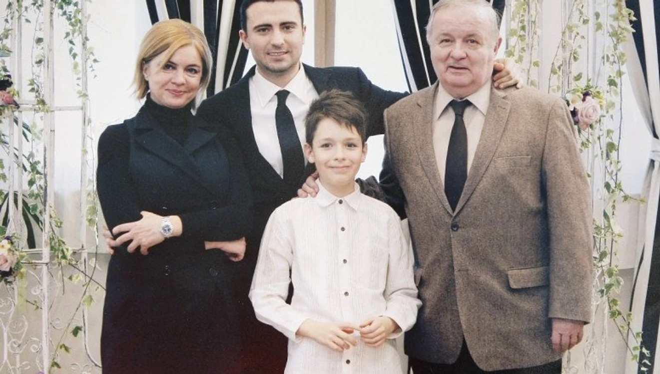 Regretatul Cristian Țopescu, într-o fotografie de familie, alături de cei trei copii, Cristina, Cristian și Sebastian