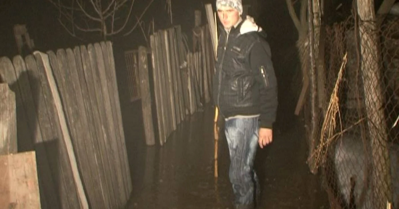 Gospodăriile oamenilor sunt inundate