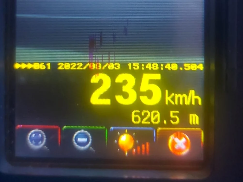Un Mercedes-Benz în care se afla ÎPS Teodosie, la un pas să „decoleze” de pe A2. Maşina mergea cu 235 km/oră
