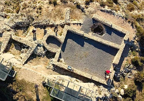 Vedere aeriană a structurilor bisericii de la El Monastil (© Archivo Diario Información de Alicante / CC BY-NC-ND 4.0)