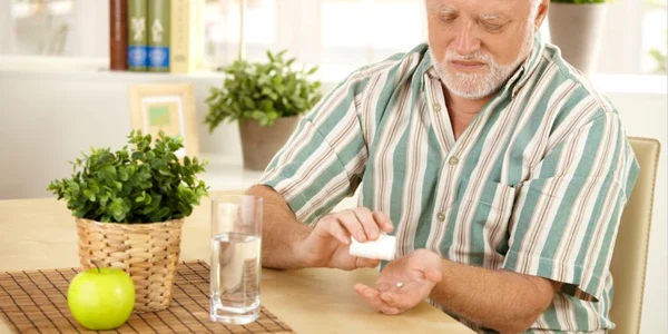 barbat cu hepatita ia medicamente foto shutterstock