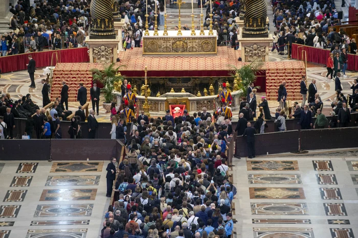 Zeci de mii de oameni au venit să-i aducă un ultim omagiu (Foto: Profimedia)