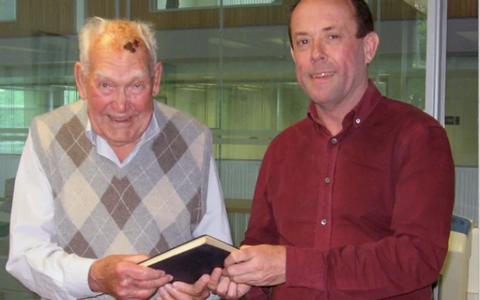 Ron i-a promis bibliotecarului Universităţii din Liverpool (foto dreapta) că va returna toate cărţile la timp. FOTO Daily Mirror