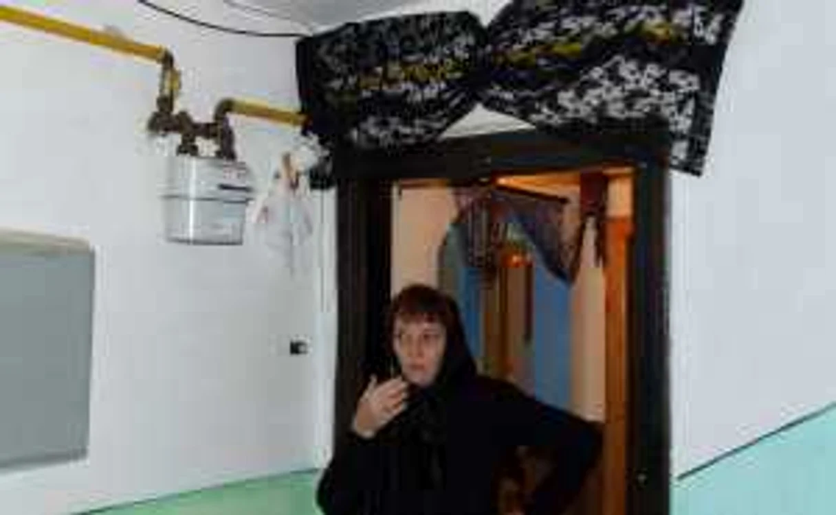 La uşa apartamentului de la Râmnic al familiei Hăhăianu este pus deja doliu
