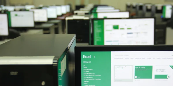 Microsoft Excel ecran computer desktop FOTO Shuttestock