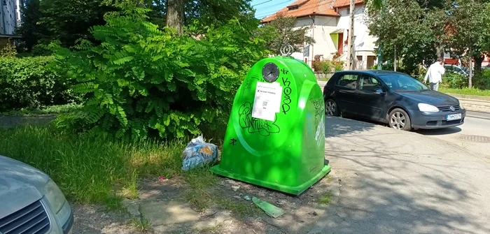 Femeia a lăsat lângă „clopot” plasa în care a dus sticlele FOTO Opinia Timișoarei (arhivă)