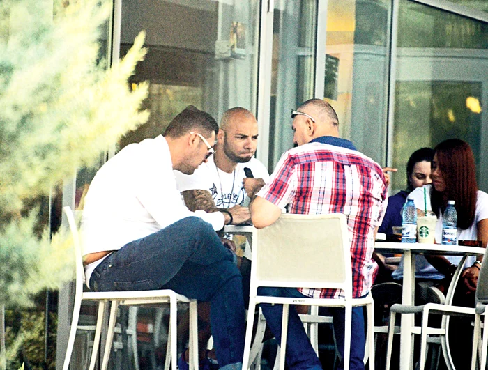 
    Giani Kiriţă a stat  o oră la cafea  cu prieteniiFoto: Alex Muscaliu  