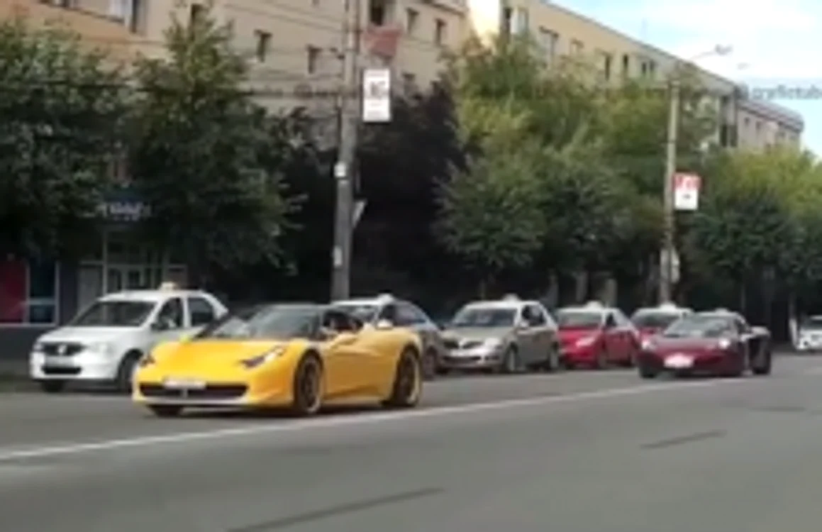 Două maşini de lux surprinse pe Bulevardul Nicolae Titulescu din Cluj. FOTO: traffictube.ro