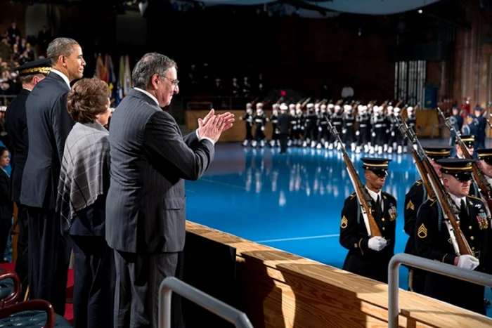 Preşedintele Barack Obama şi secretarul apărării, Leon Panetta, alături de Sylvia Panetta, la ceremonialul militar organizat la Baza Myer-Henderson, din Arlington, Virginia, pe 8 februarie 2013. O festivitate iniţiată  cu prilejul încheierii mandatului lui Panetta, la Pentagon. Foto: Pete Souza