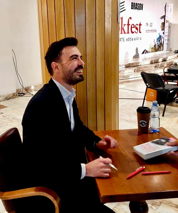 Cristian Manolachi semnează autografe pe cartea despre Mișcarea Legionară. FOTO: Arhivă personală