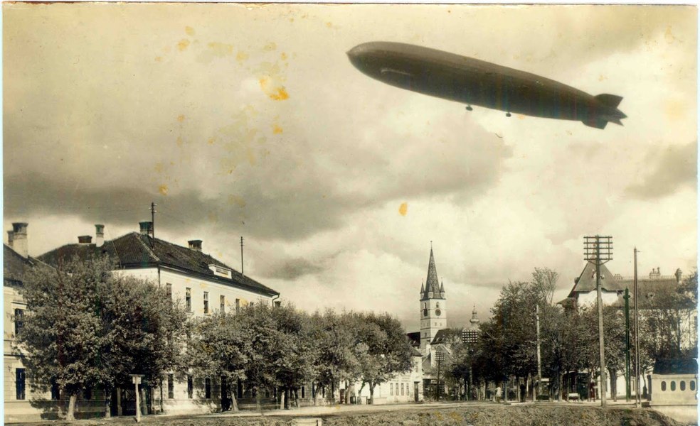 Zepelin deasupra României. Era toamna lui 1929. Oamenii s-au urcat pe acoperișuri să vadă Graf Zeppelin-ul FOTO