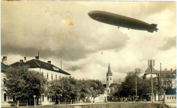 Graf Zepellin desupra Sibiului. Fotografie de Emil Fischer, colecţia Muzeului Naţional Brukenthal