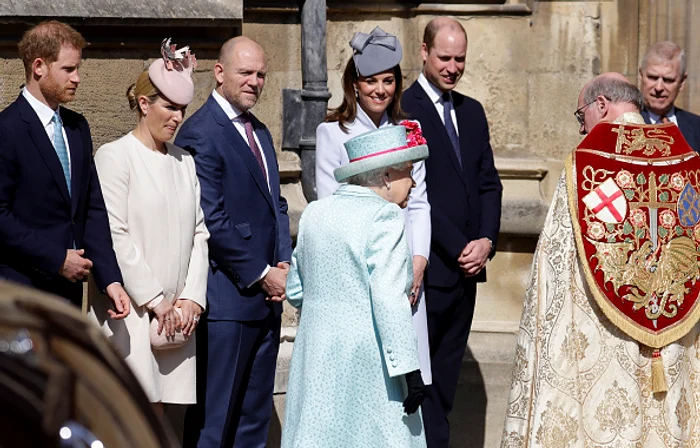Kate Middleton și Regina Elisabeta a II a, zâmbitoare la slujba de Paște oficiată la capela St  George  jpeg