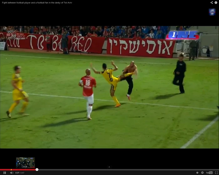 Scene de arte marţiale pe terenul de fotbal