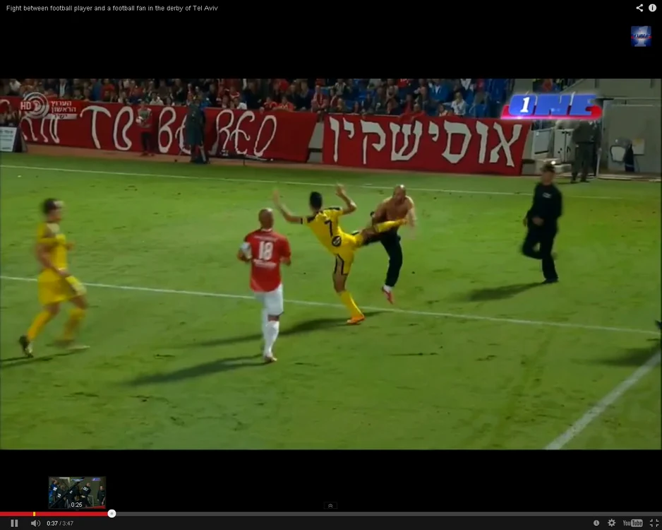 
    Scene de arte marţiale pe terenul de fotbal  
