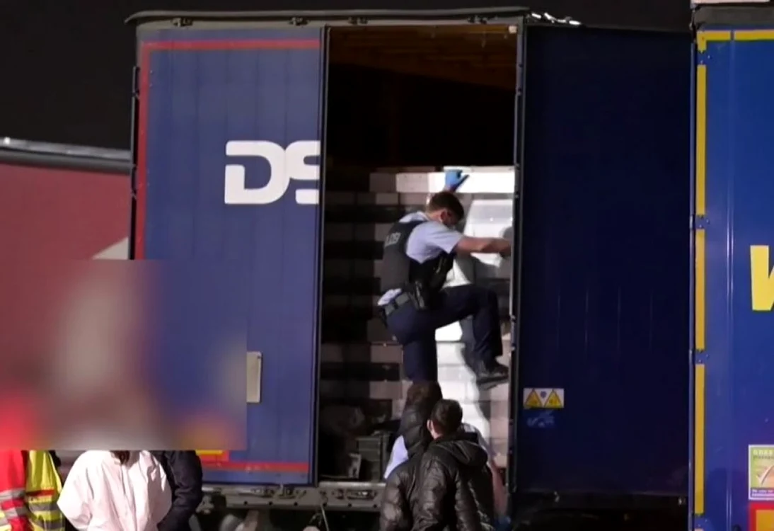 Şase persoane au fost găsite în semiremorca tir-ului.