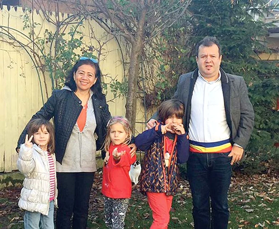 
    Vedeta tv, care vinerea trecută şi-a reînnoit jurămintele cu soţul ei, Marius Elisei, este nedespărţită de femeia care are grijă de Maria  