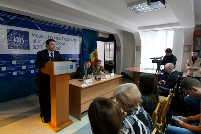 Dan Dungaciu şi Petrişor Peiu au explicat la Chişinău care este Planul Marshall al României pentru Republica Moldova FOTO: Alexandru Tarlev