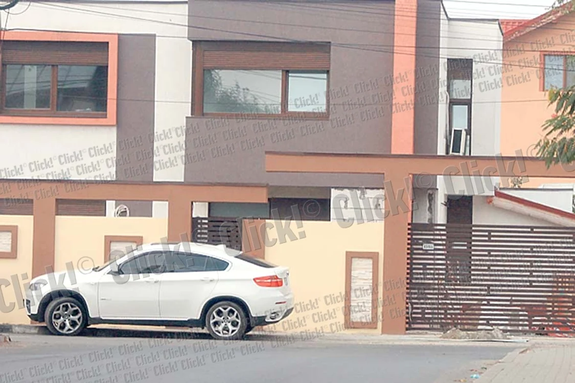 Solistul a stat  destul de mult cu  echipa de muncitori,  ca să-i supravegheze