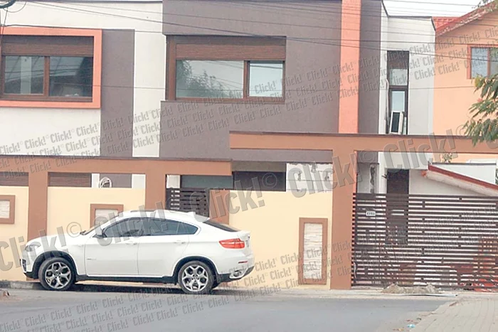 Solistul a stat destul de mult cu echipa de muncitori, ca să-i supravegheze