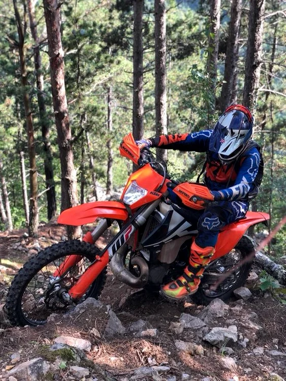 
    Agentul şef – adjunct Ionuţ Creţu şi  agentul şef – adjunct  Cosmin Pop l-au găsit  repede pe asasin Foto: Facebook / Poliţişti – Uniţi suntem puternici   