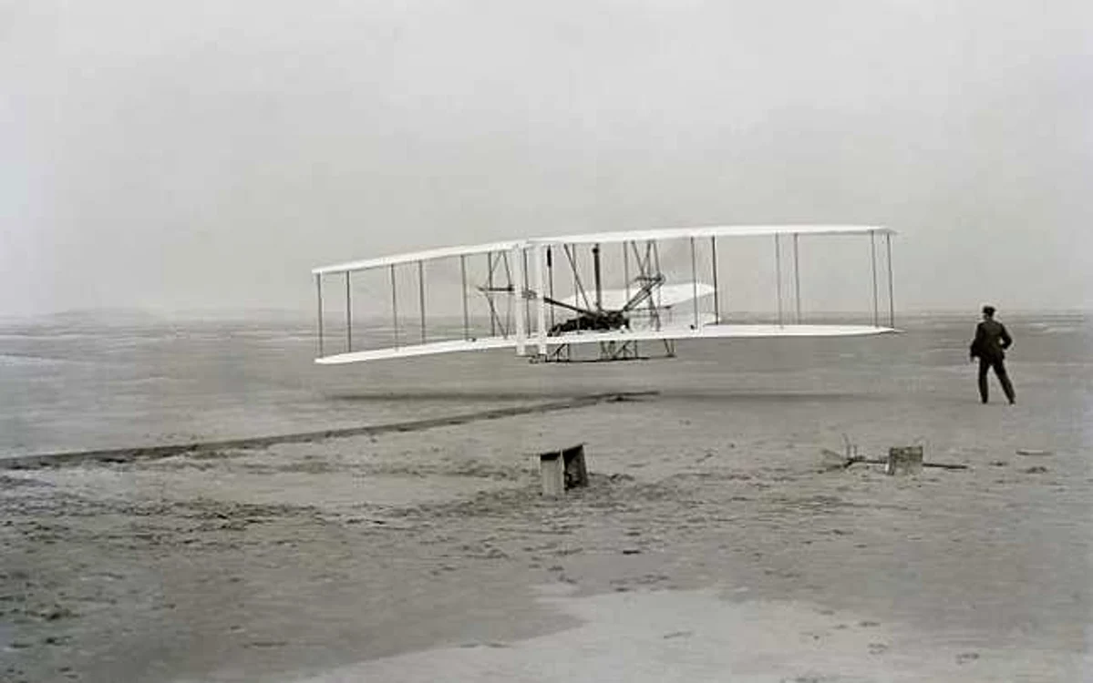 Avionul este considerat drept una dintre cele mai importante invenţii ale secolului XX (sursă foto:toptenz.com)