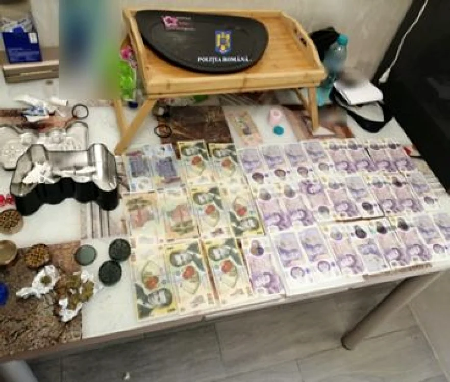 Banii găsiţi de poliţişti în locuinţa tinerelor FOTO IPJ Brăila