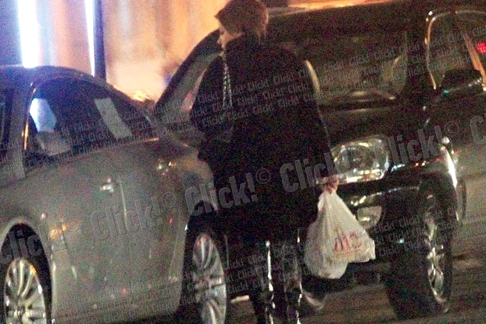 Salam şi pâine şi-a cumpărat Oana Roman, la ceas de seară, dintr-un supermarket non-stop (Fotografii: Mihai Ionescu)