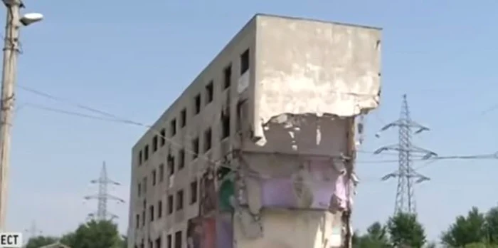 Bloc demolat din greşeală, parţial FOTO Captură