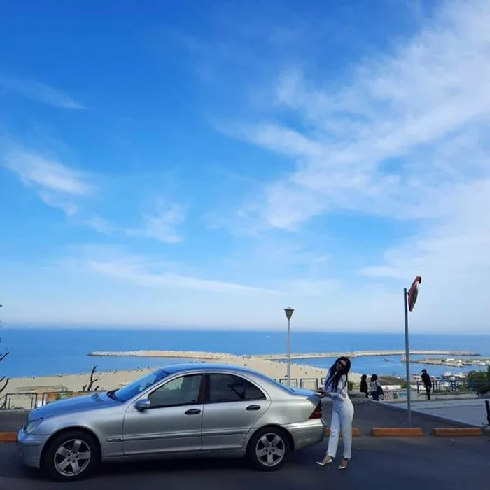 Șoferița și mașina implicată în accident. Foto: bzi.ro