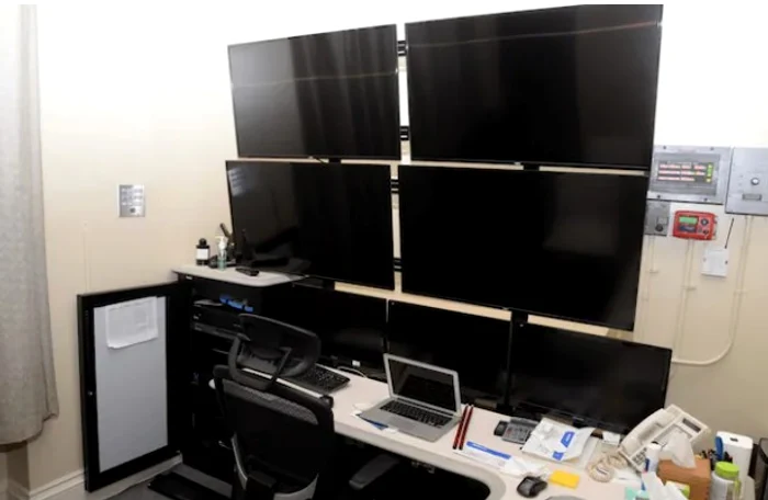 Cameră media în casa lui Epstein din New York, cu ecrane suprapuse. Sursa: Departamentul de Justiție