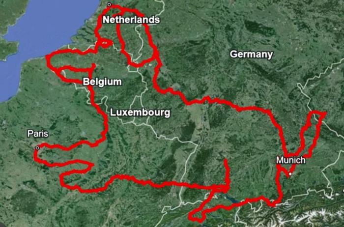 Kristy Bellmer a realizat un desen GPS în forma unui câine, ca omagiu pentru Slinky