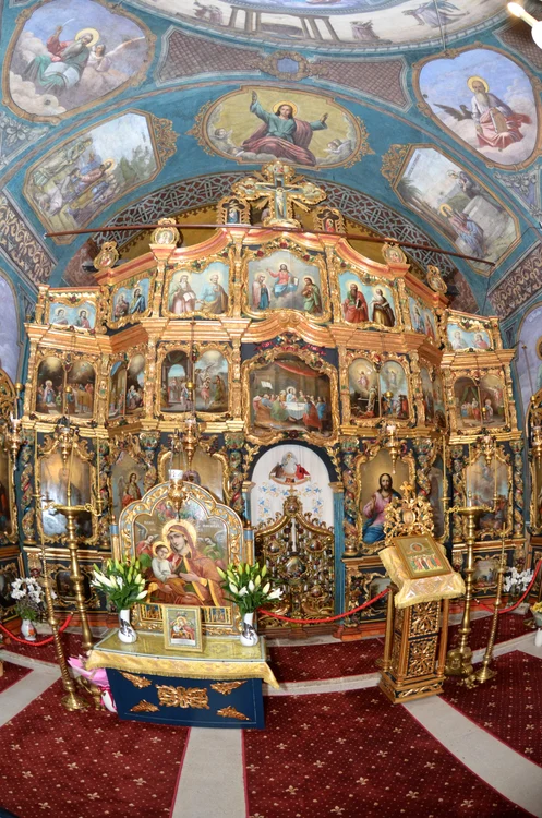  Iconostasul restaurat de la Mănăstirea Zamfira