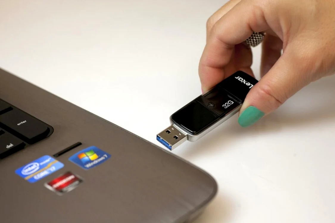 Un stick USB poate fi o unealtă bună pentru a răspândi viruşi.