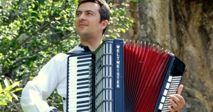 Alba Iulia: Portret. Cristian Şuşman cântă la acordeon de la 11 ani